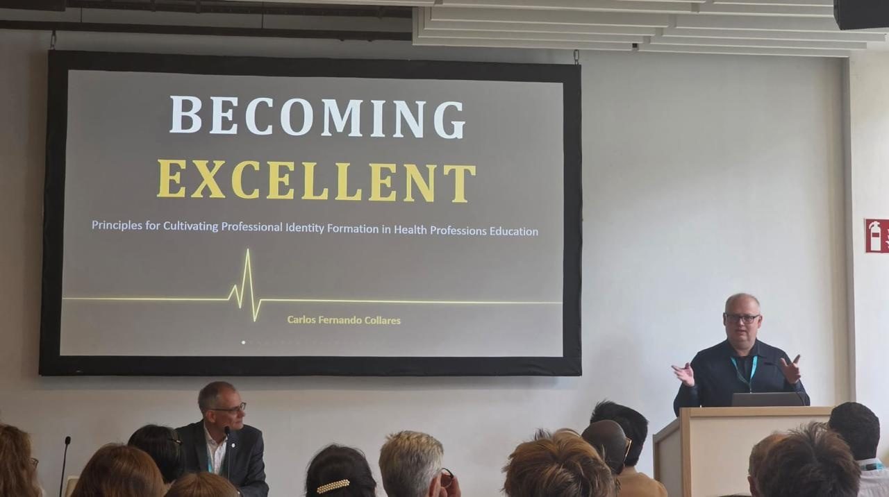 Carlos Fernando Collares apresentando “Becoming Excellent” na AMEE 2026, em Viena