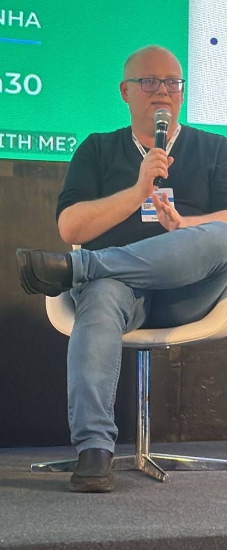 Carlos Fernando Collares respondendo a perguntas no palco