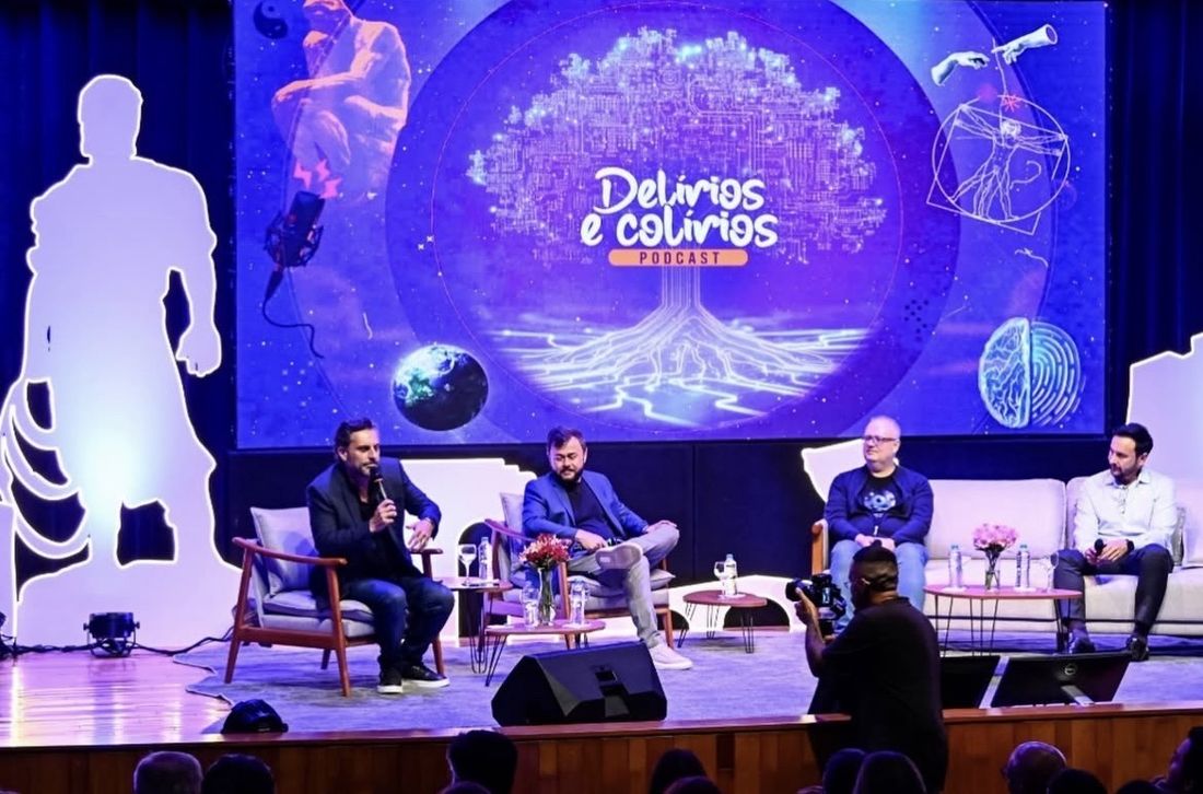 Mesa-redonda em palco com Carlos Fernando Collares e outros convidados