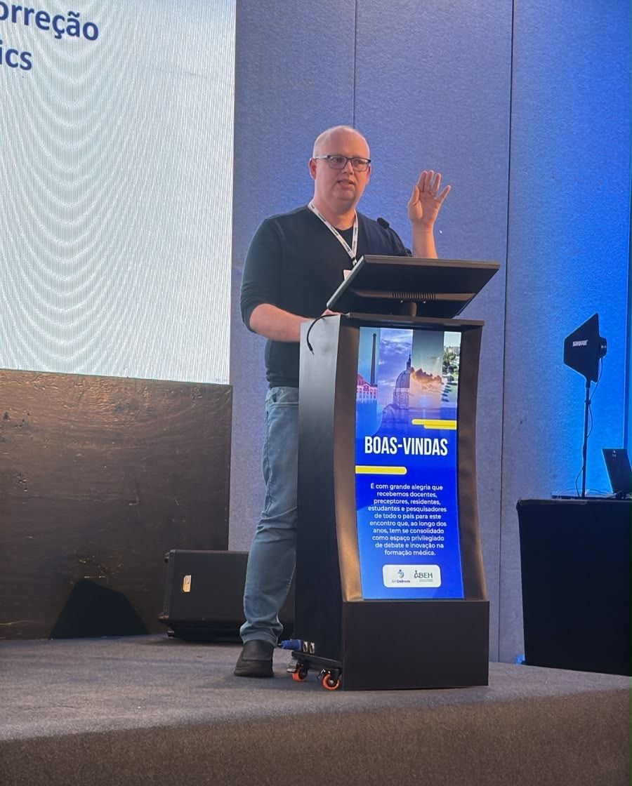 Carlos Fernando Collares palestrando em um púlpito, em congresso